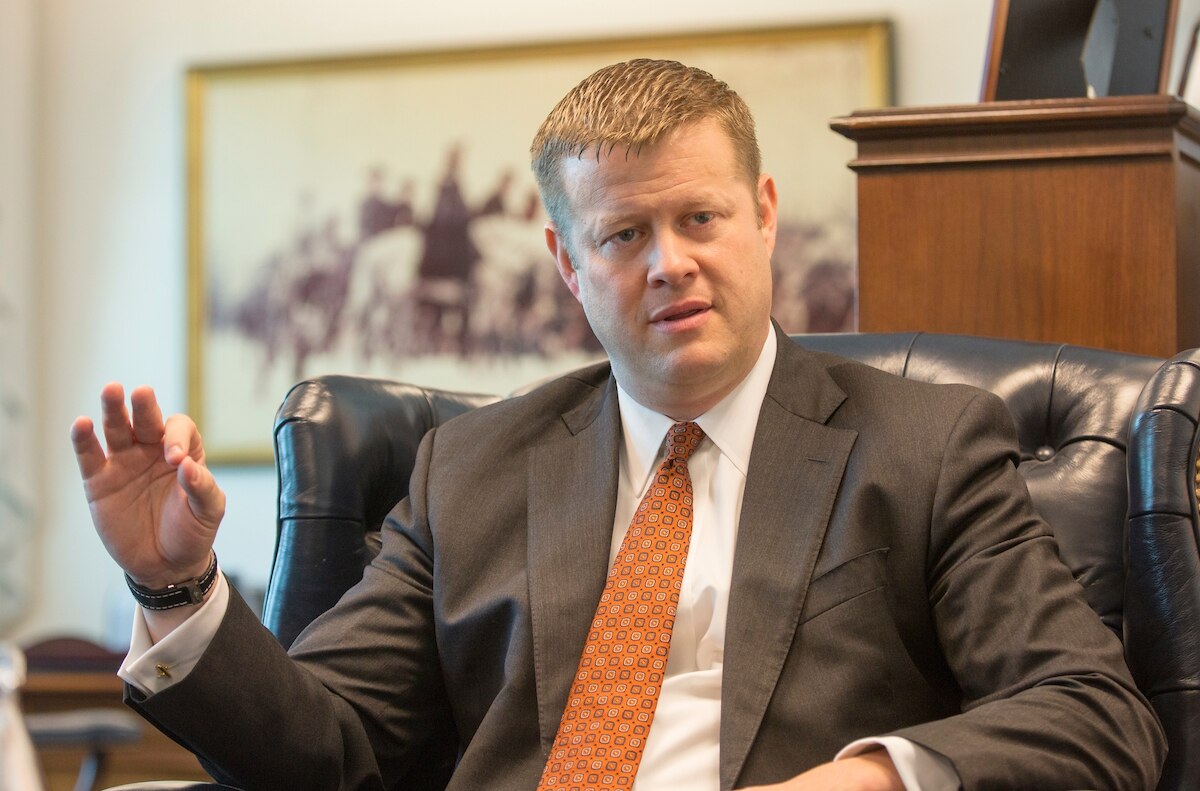 特朗普庭审内外麻烦事不断,特朗普处理伊朗问题