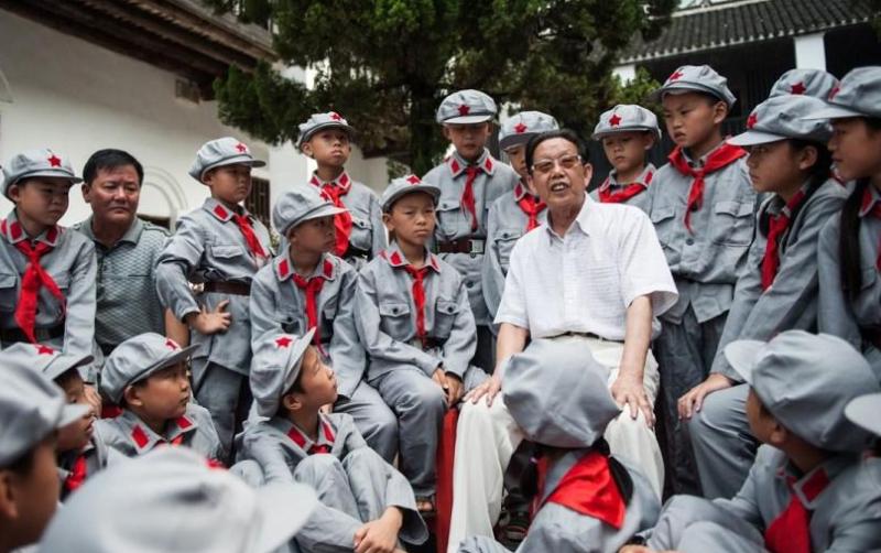 校长不让学生穿汉服进学校违法吗,校长不让学生穿耐克进学校