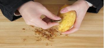 土豆去皮最快方法,土豆去皮最快最好方法