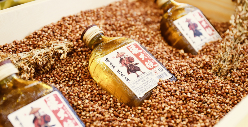 传统行业逆袭：喜茶、海底捞、粱大侠走红，年轻人到底在想什么？