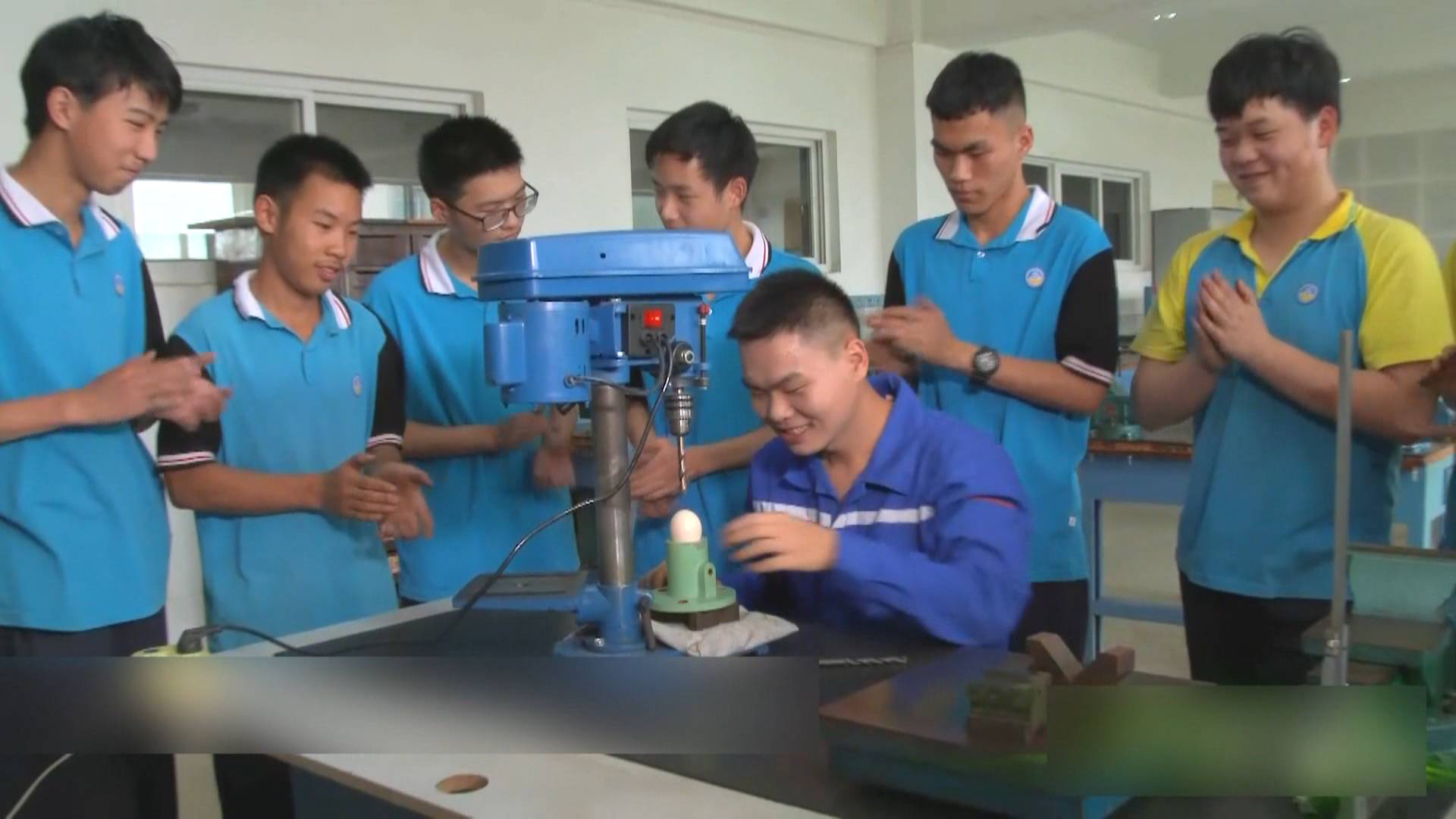 电钻在鸡蛋上旋转！“技能狂人”用坏1000多块钢板，磨炼加工技艺