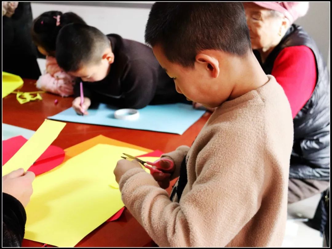 为社区留守儿童辅导功课,心系留守儿童关爱他们成长