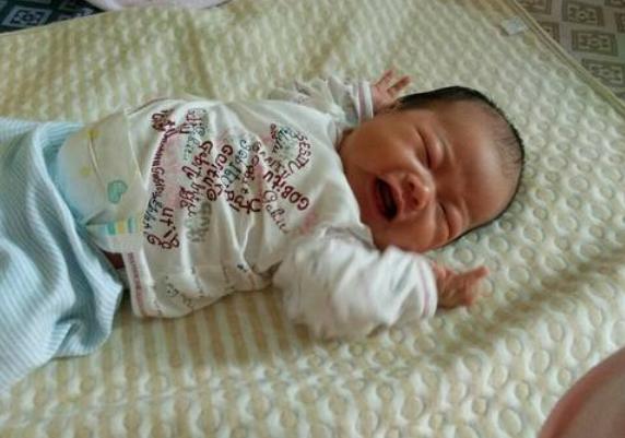 为什么宝宝抱着睡得香放着就醒,50天宝宝抱着睡得香放下就醒