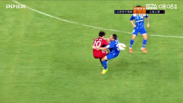 中超赛场上演罕见一幕,中超足坛高能场面