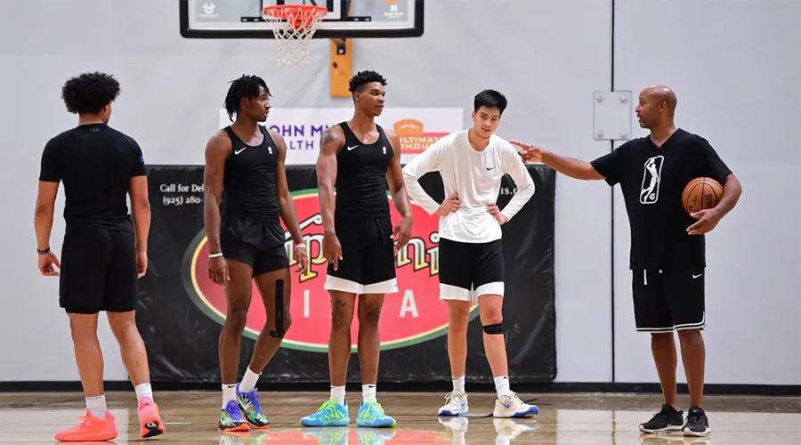 曾凡博加入nba发展联盟场均多少分,曾凡博转队了吗