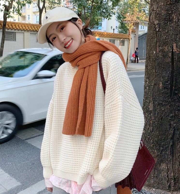 绿色毛衣显白还是蓝色毛衣显白,深蓝色毛衣配什么颜色上衣显白