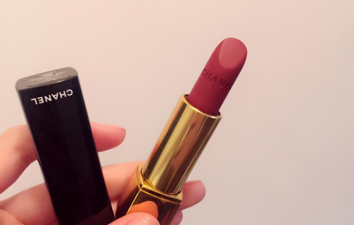 美宝莲什么颜色的口红显白,迪奥口红哪个颜色好看显白