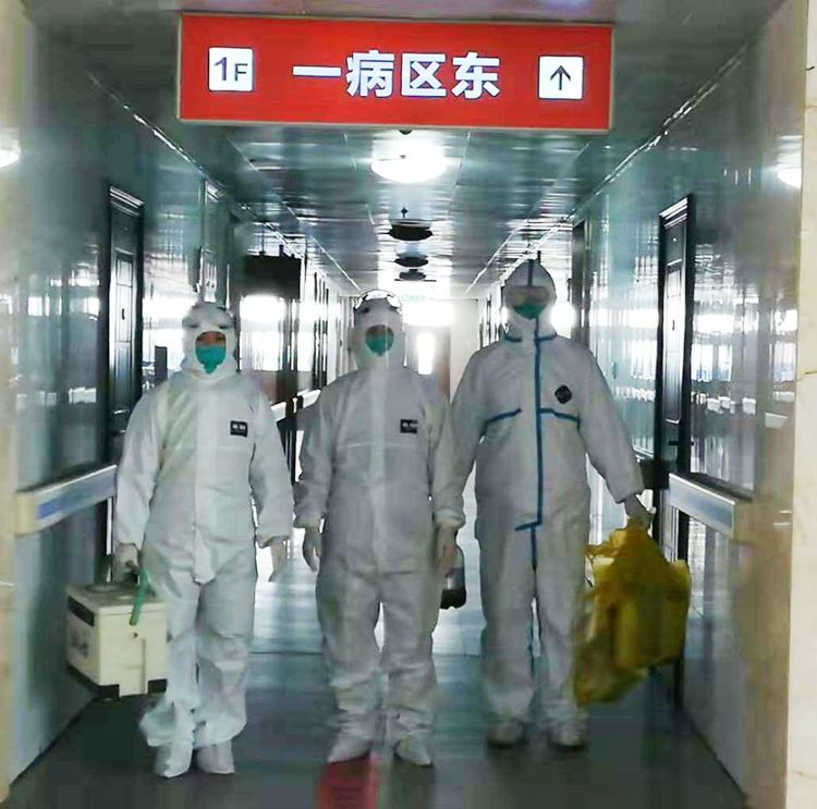 医护人员与孩子隔空喊话,抗疫医生隔空喊话