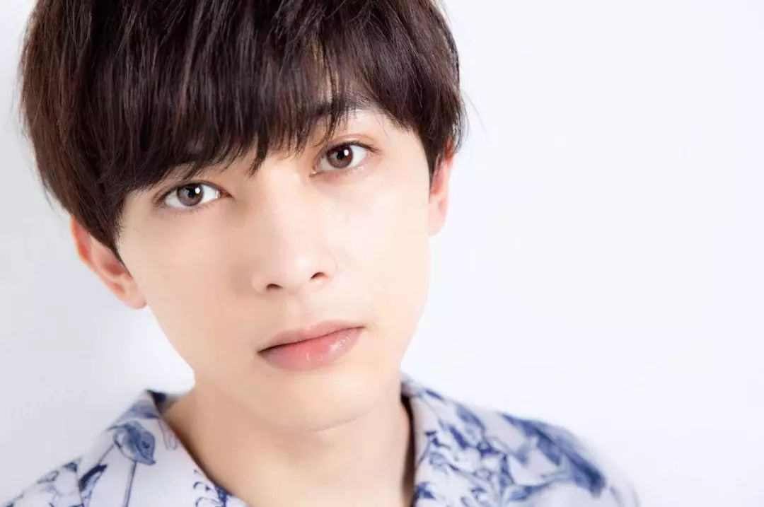 这个可盐可甜可狼的94年小鲜肉，简直就是漫画里走出来的男主角！