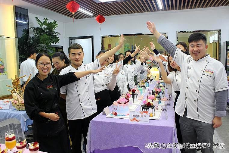 学做蛋糕是做学徒还是去学校,想学做蛋糕是去门店好还是去培训