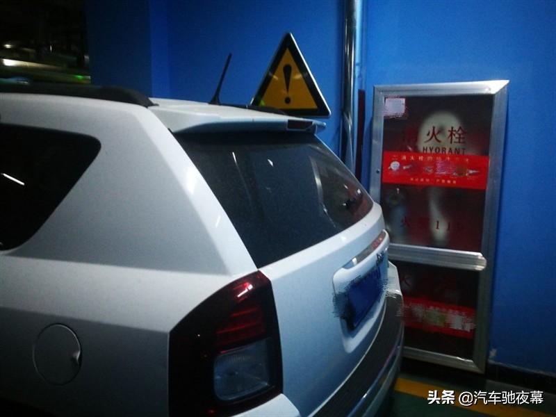 私家车位靠墙好还是中间位置好,车位是中间好还是靠柱子的位置好