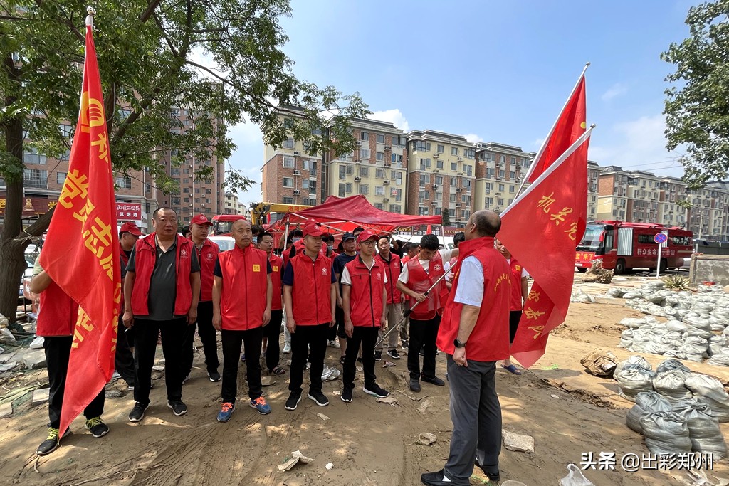 郑东新区白沙镇宽豪斯小区居民给祭城路街道*党**员突击队送锦旗