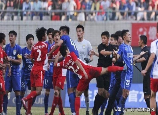 殴打足球裁判的下场,足球球迷殴打裁判