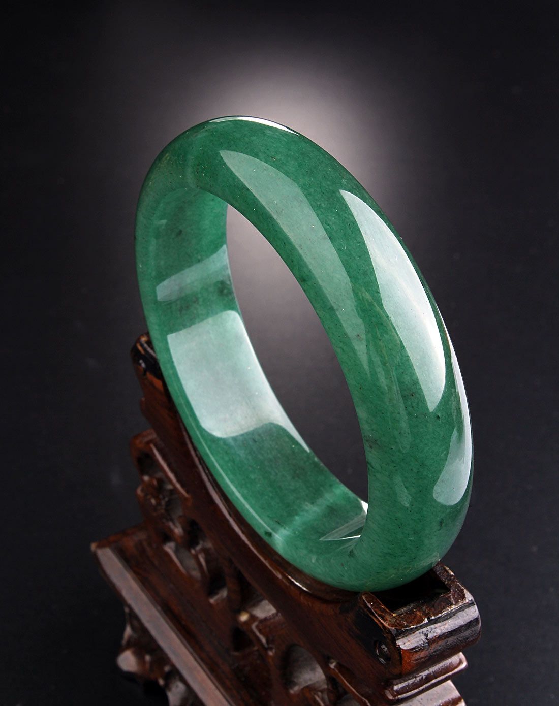 缅甸紫翡翠和斯里兰卡有什么区别 (斯里兰卡的紫翡翠多少钱)