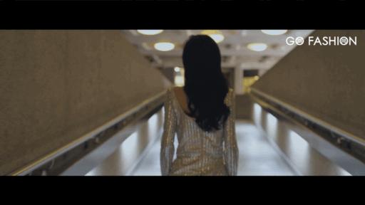 张予曦戴金丝框眼镜,张予曦银色服装