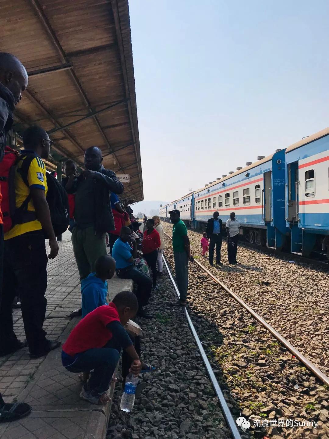流浪非洲，乘坐中国援建火车去赞比亚，满满的亲切