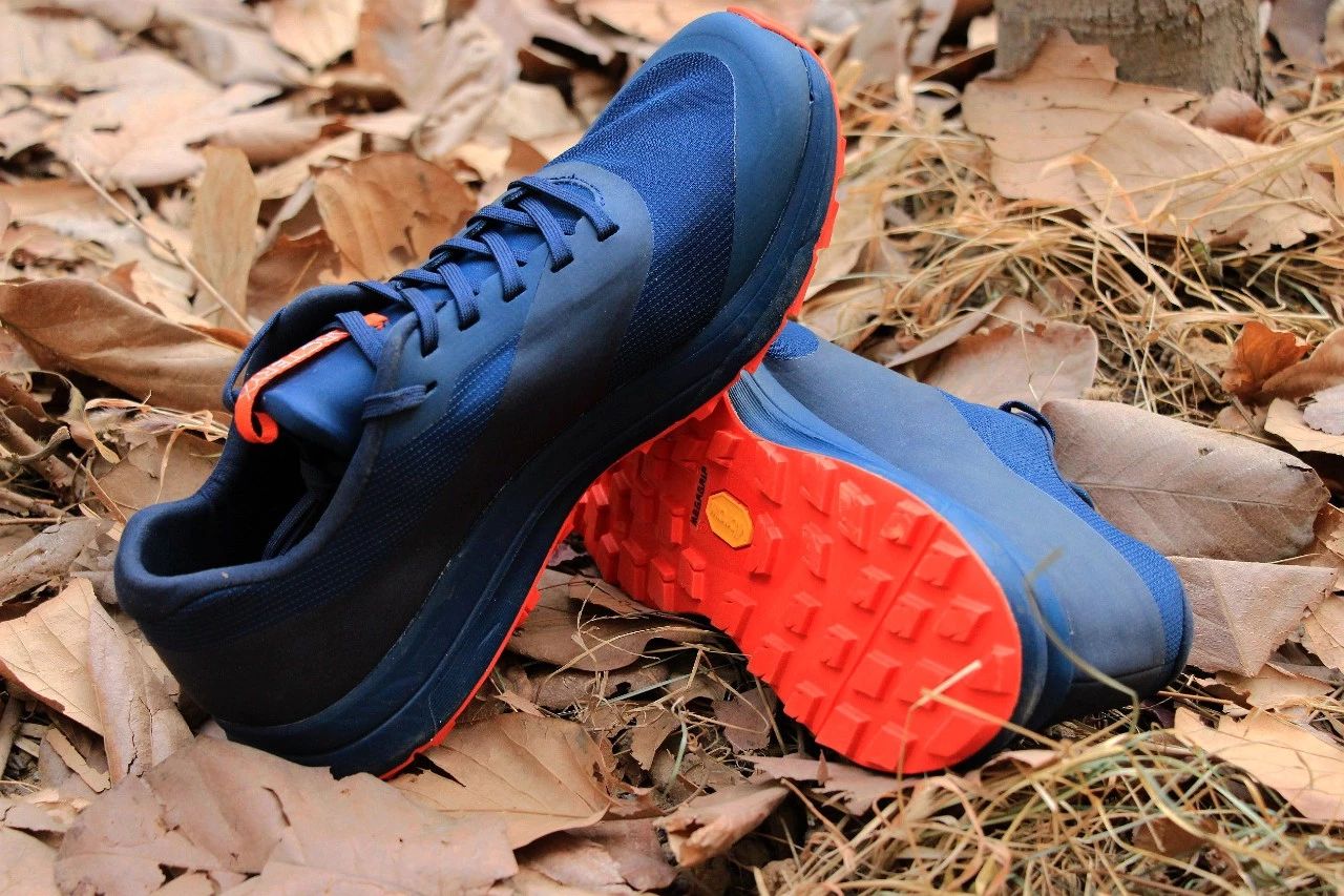 公认脚感最好的户外鞋始祖鸟,始祖鸟越野跑鞋高帮灰色