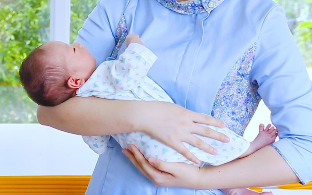 竖抱宝宝如何托起头,竖抱宝宝往怀里拱