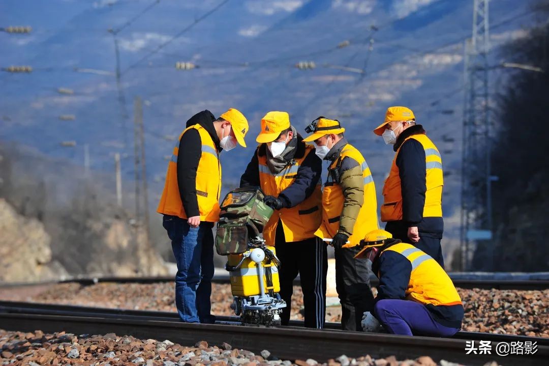 抗击疫情守护平安摄影征稿,战疫情保春运铁路警察在行动