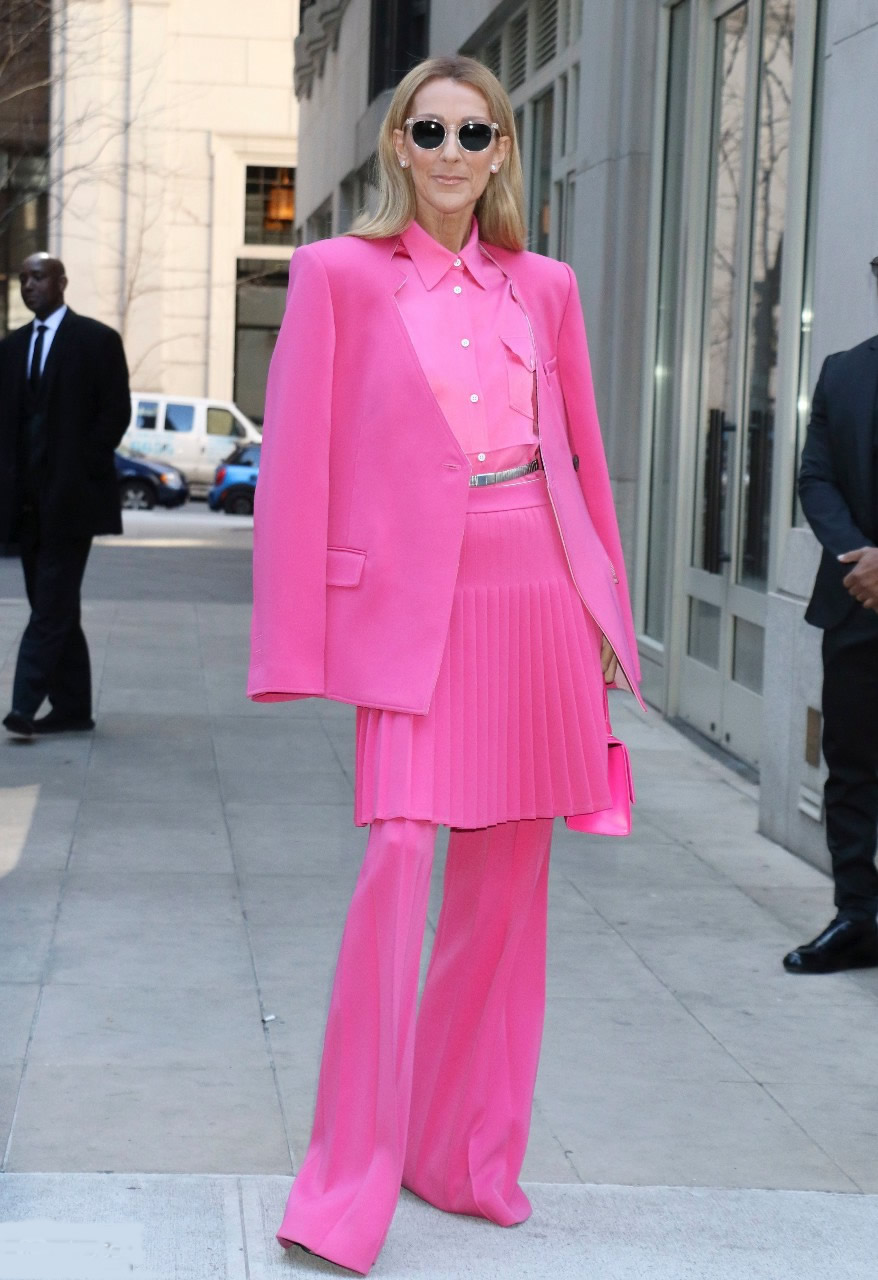 玫红色怎么穿搭不土气,玫红色如何穿好看图片