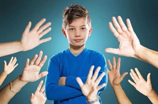 “妈妈,有人打我,怎么办?”面对孩子哭诉,高情商妈妈这样回答