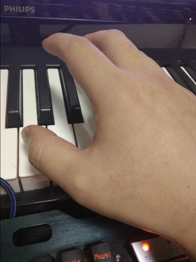 手小怎么弹八度,双八度怎么弹初学者