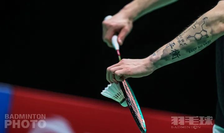 有哪些羽毛球拍是全黑的,一样的羽毛球拍你会买几支