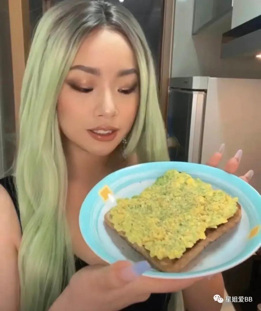 比新发色更抢眼的是她的微博改了两个字？