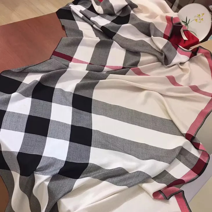 羊绒围巾怎么选,真正的羊绒围巾是薄的还是厚的