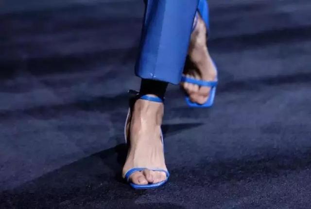 ep雅莹走秀2019,ep雅莹黑裙子