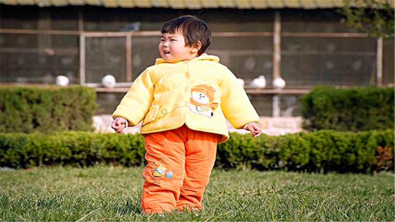 孩子总是粘妈妈怎么回应,孩子黏妈妈说明什么问题