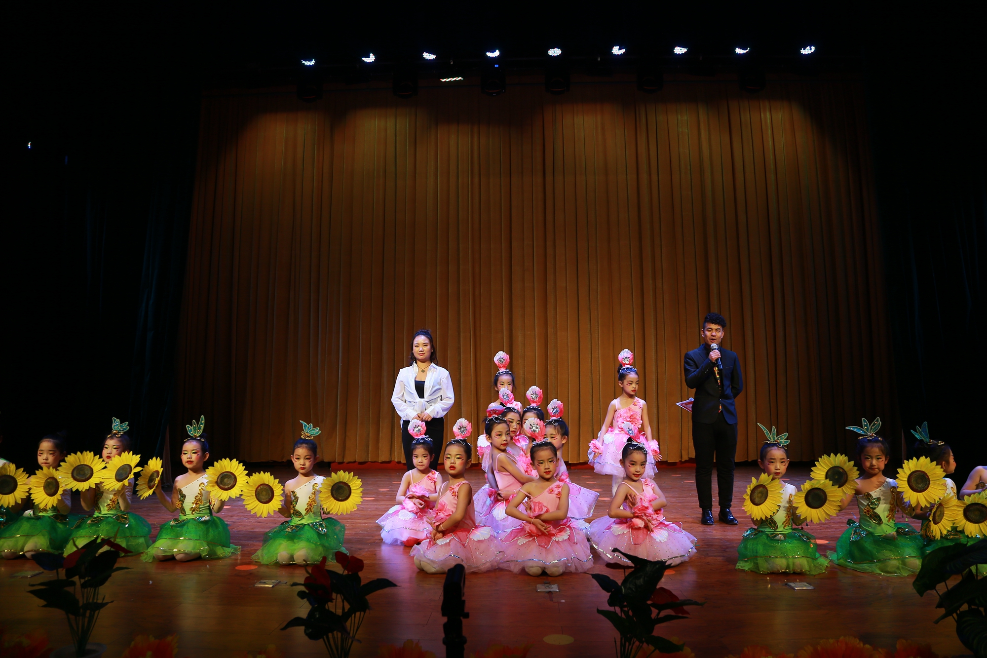 金鸡艺术《舞动人生梦想起航》专场晚会在青少年活动中心演出