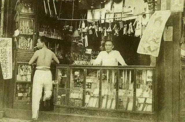 杀害闻一多的凶手，躲在成都开香烟店，因看报坐姿正派暴露被枪毙