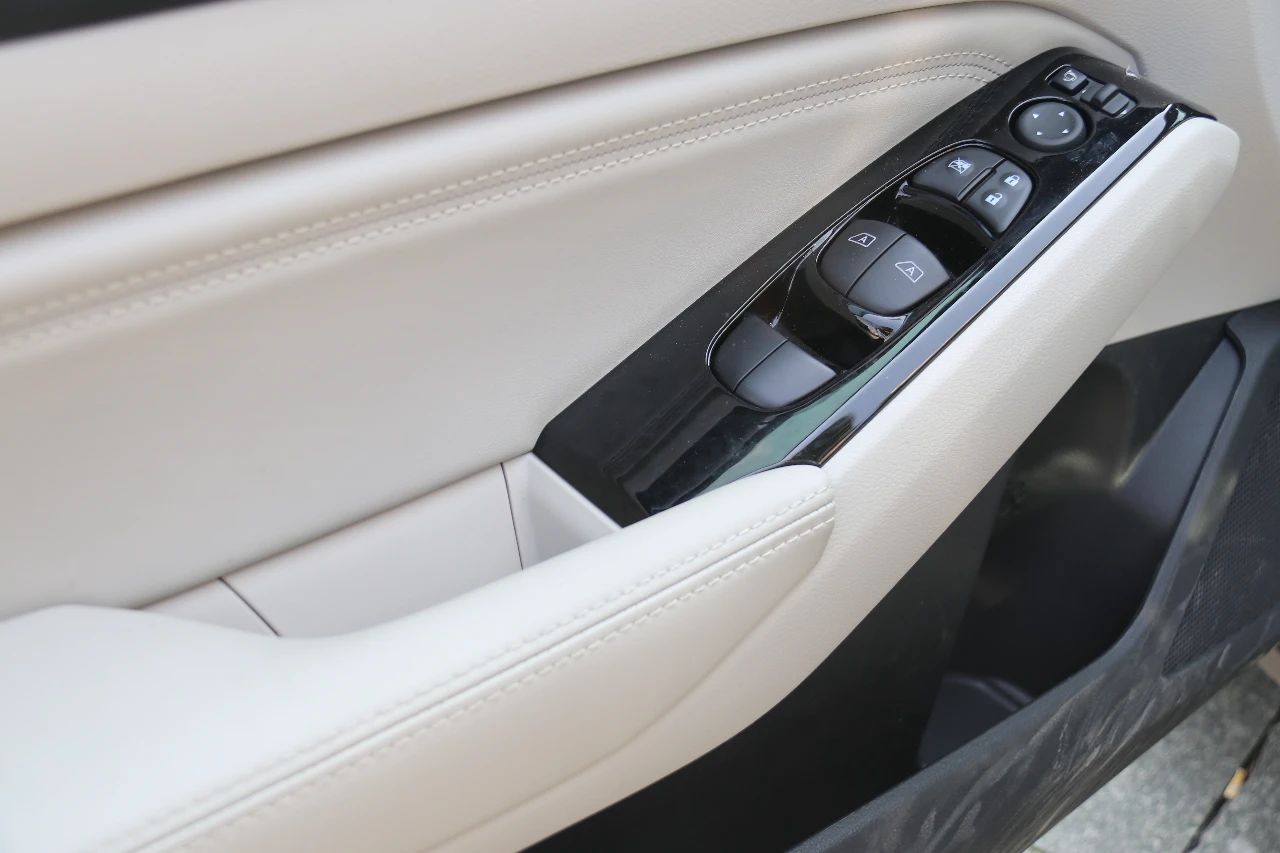 最新款天籁和第七代天籁对比,16万日系两厢车