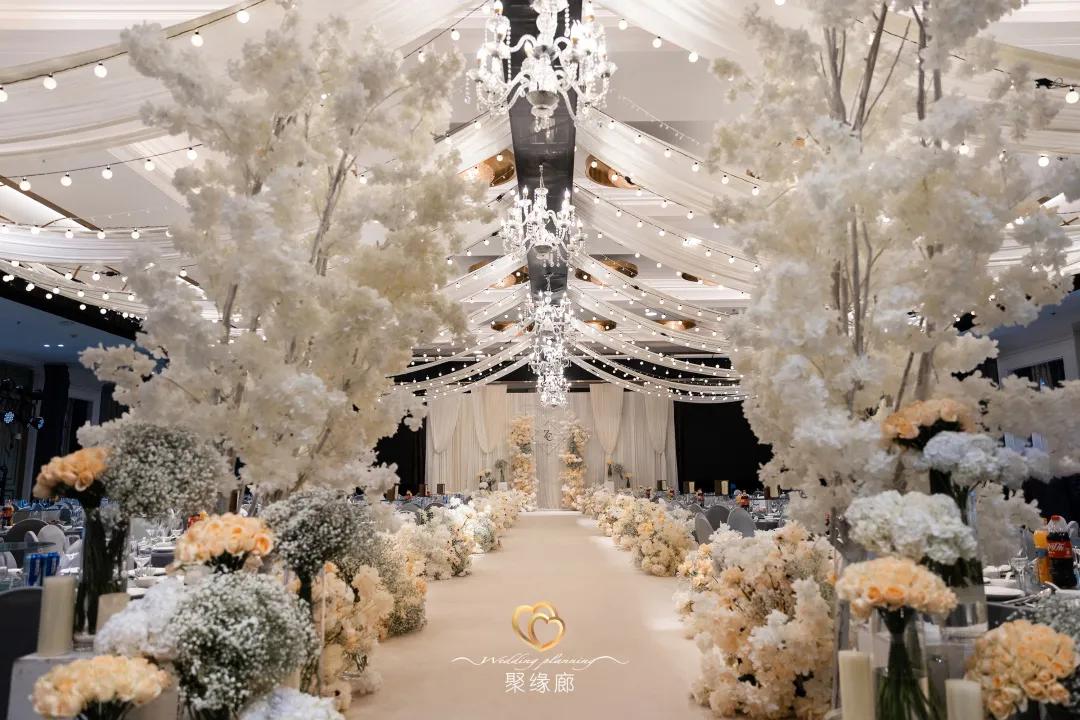 香槟色的寓意是我只钟情你一人,温柔的香槟轻奢婚礼