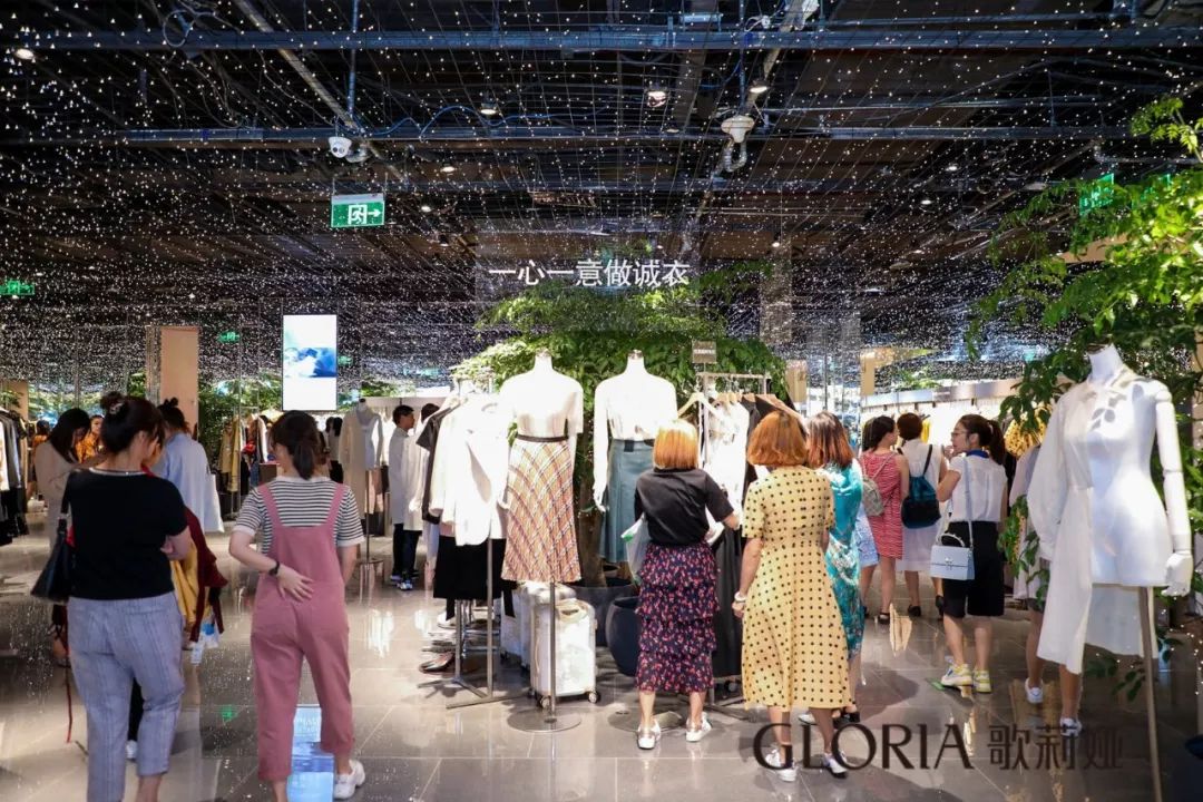 这个品牌把星空搬进店里，路过的人都大呼：太惊艳了