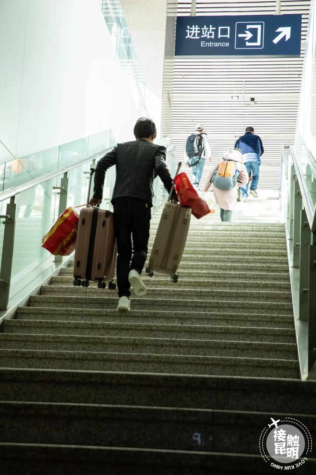 直击春运首日各地出行现场,春运首日直击带上祝福温暖回家