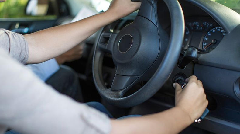 汽车脚刹难踩下去不能启动的原因,汽车启动不了哒哒哒响是什么原因