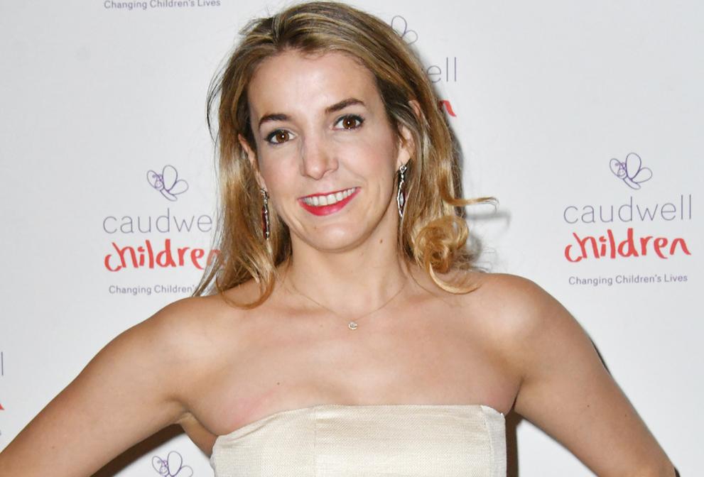 瓦匠女儿21岁成王妃，王子为她放弃王位，大婚10年输给白富美律师