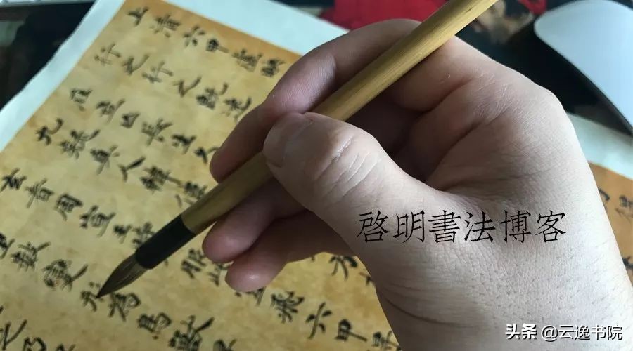 写小楷正确姿势,榜书与小楷的握笔姿势一样吗