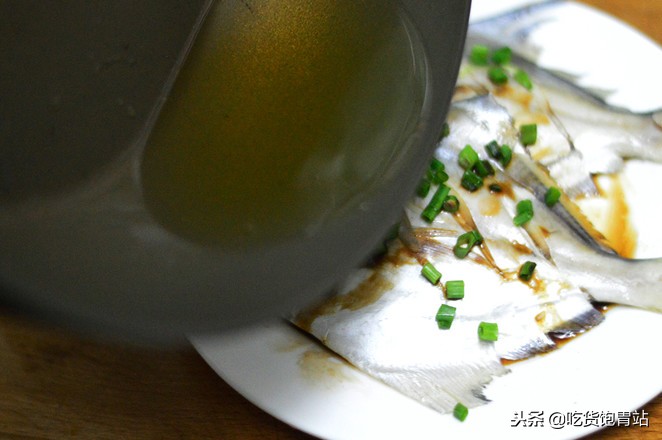 鲳鱼的最佳吃法清蒸鲳鱼,清蒸鲳鱼用最简单的方法做出来