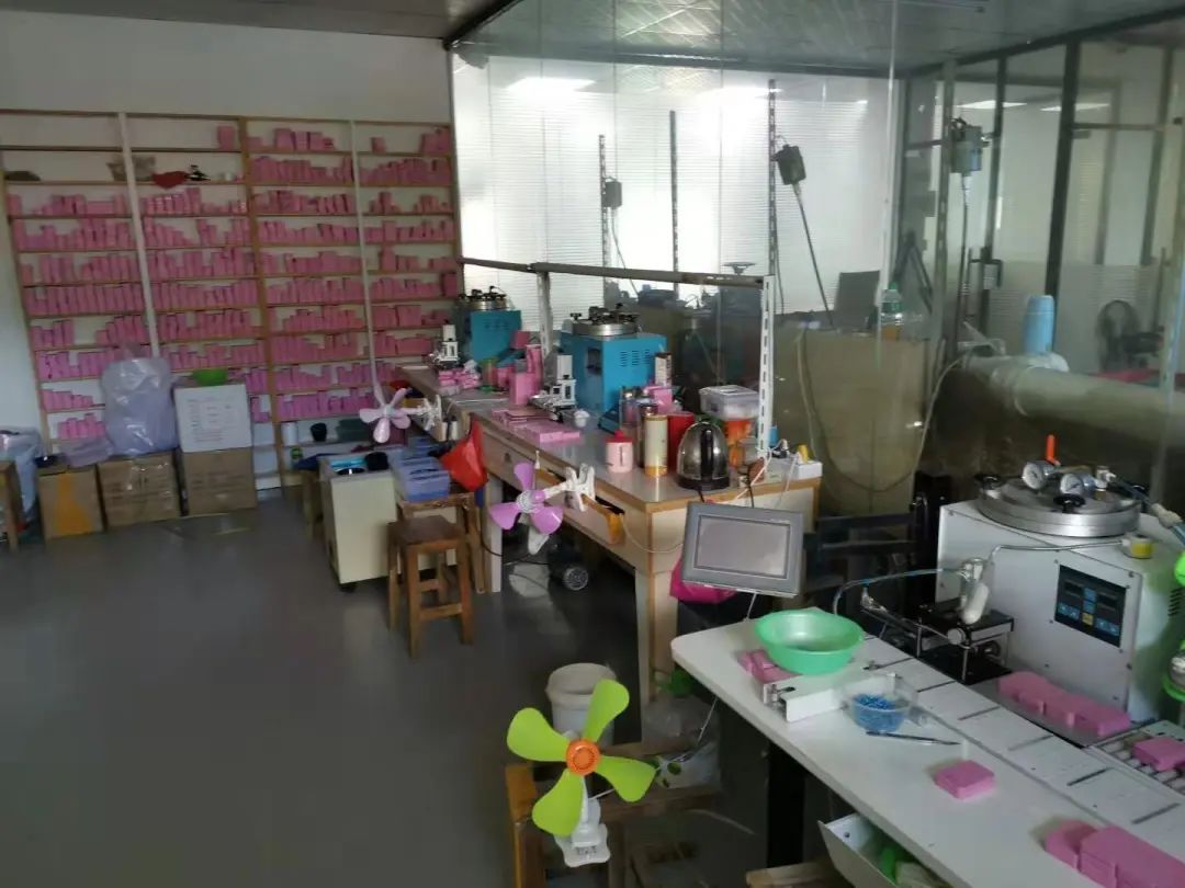 微信、闲鱼上“闪闪动人”的名牌首饰，其实是……