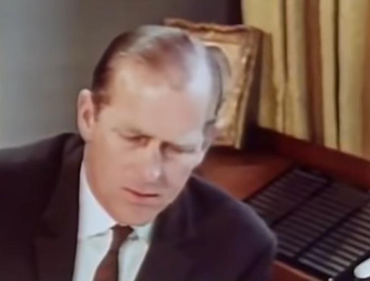 英女王下令封杀50年！王室私生活*片禁**遭泄露，百万人在线吃瓜