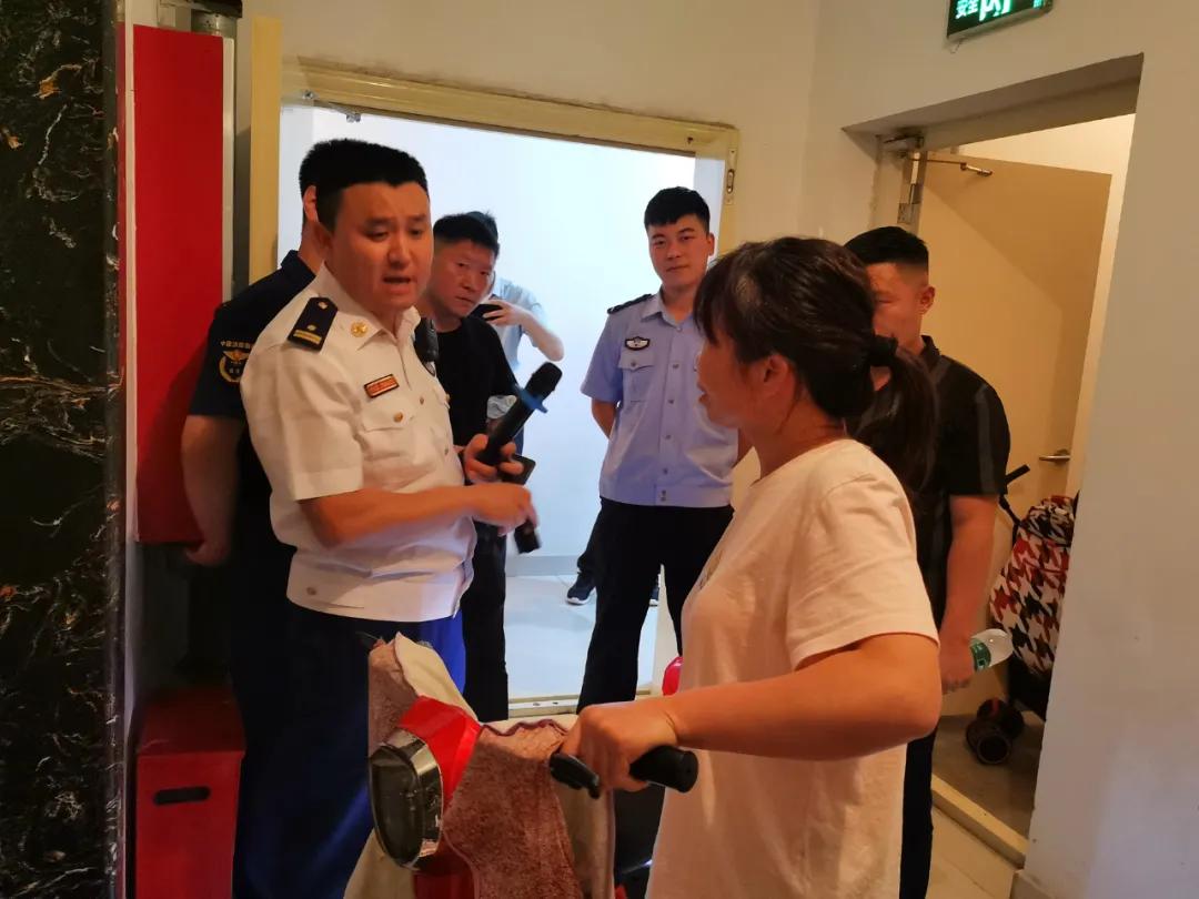 扫街式消防安全联合夜查,夜查行动守护消防安全