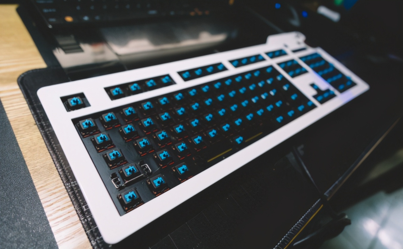 键盘f12旁边的键,键盘上F1到F12各个键的作用