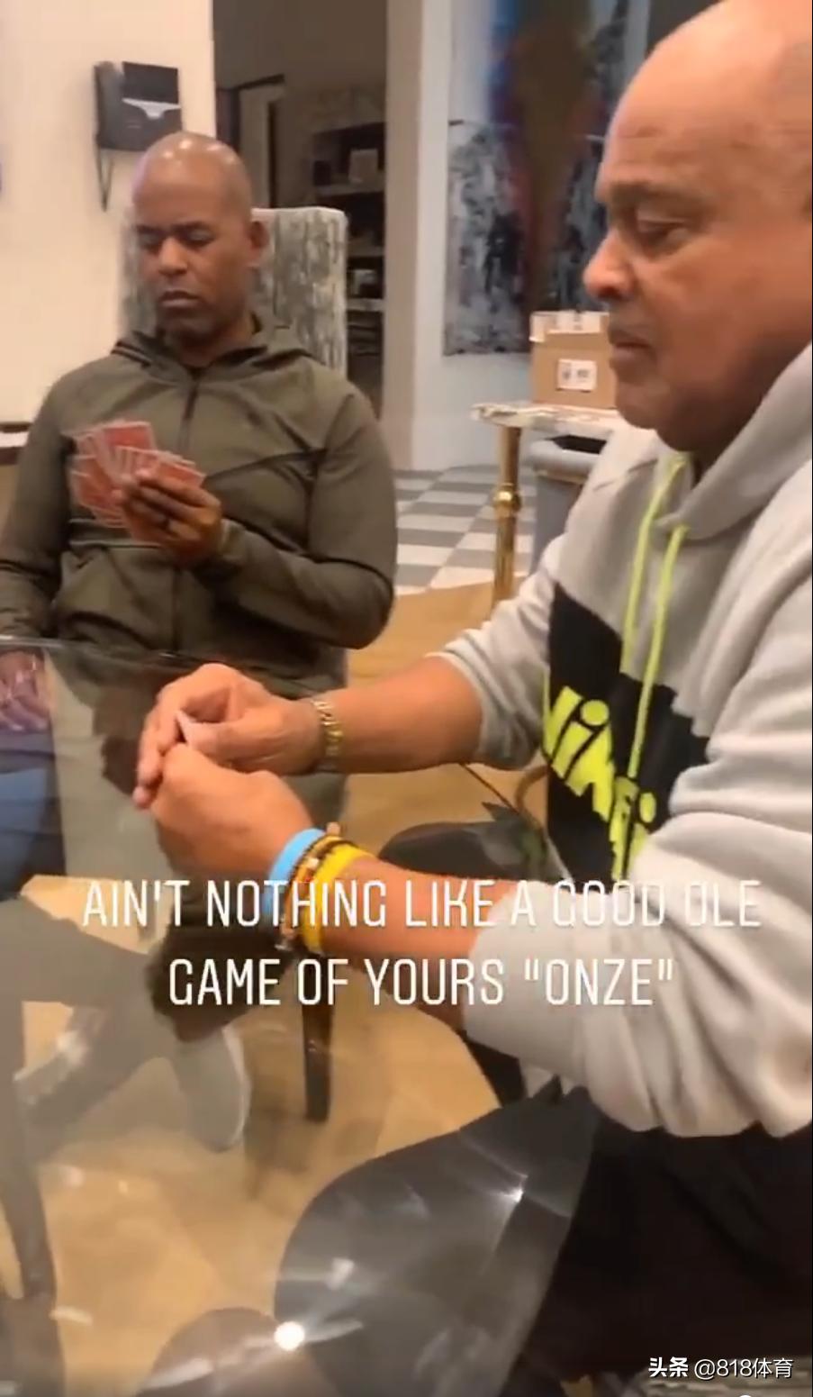 詹皇祖孙3代共进晚餐！开2瓶葡萄酒庆祝，餐后陪老丈人打扑克不来钱