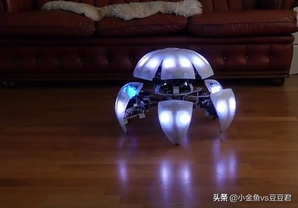 能踢球的智能机器人,能踢足球机器人