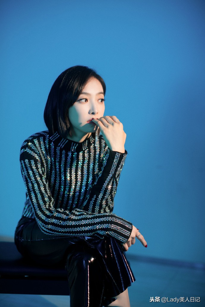 宋茜银色光幕裙搭配星光高筒靴,宋茜穿超长过膝高筒靴