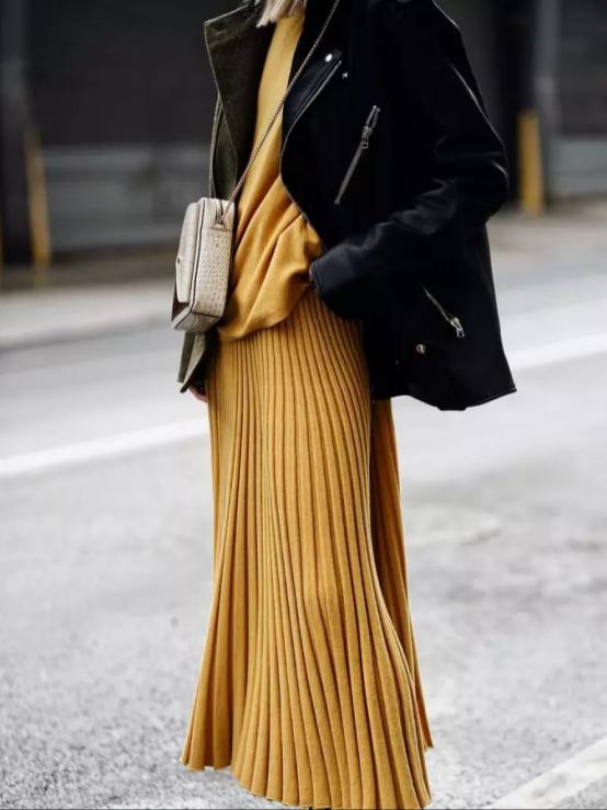 秋天穿裙子好看还是裤子好看,半身迷笛裙穿搭