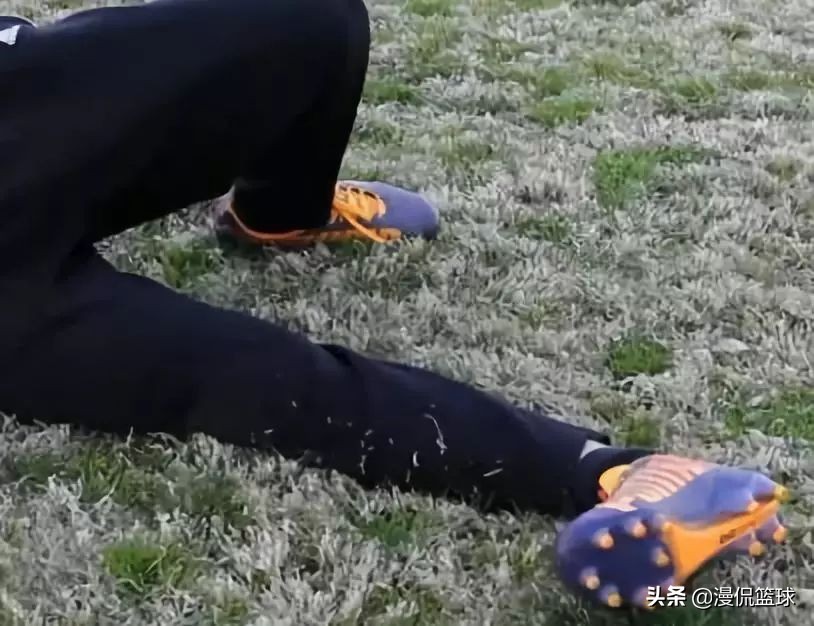 韦世豪遭受犯规,对韦世豪犯规的看法